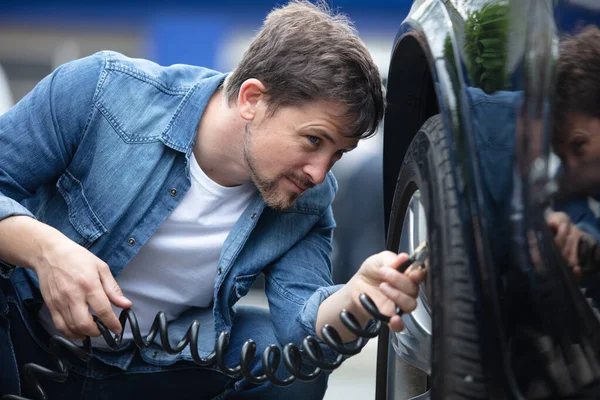 Man Holding Portable Pressure Gauge Car Tyre Pressure Measurement — Stok fotoğraf