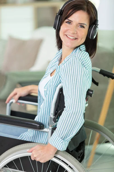 Gehandicapte Vrouw Die Naar Een Hoofdtelefoon Luistert — Stockfoto