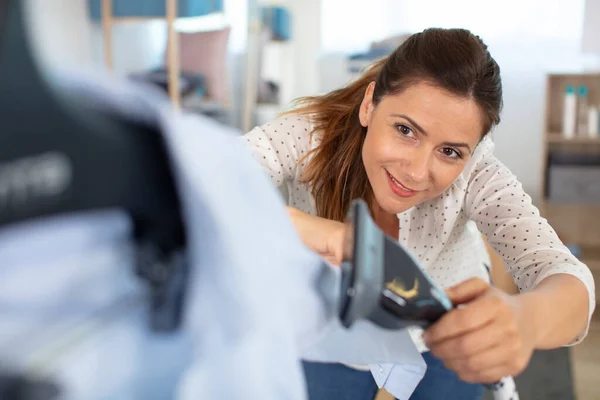 Happy Housewife Ironing Clothes — Fotografia de Stock