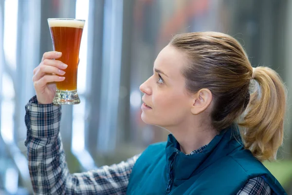 Woman Tasting Beer Woman — Foto de Stock