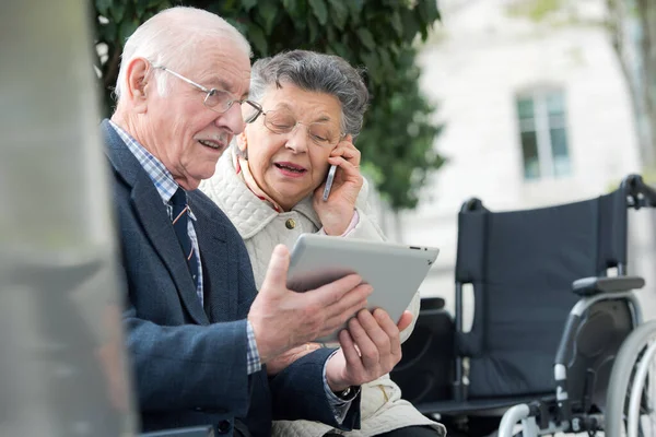 Senior Couple Smartphone Tablet Outdoors — Stockfoto