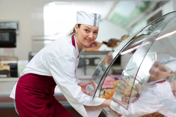 Female Butcher Lifting Cover Chiller — Zdjęcie stockowe