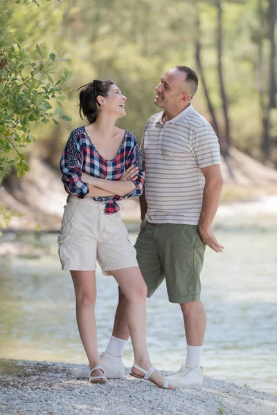 Casal Feliz Perto Lago — Fotografia de Stock