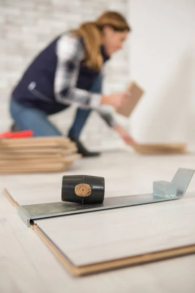 Pretty Female Carpenter Using Wood Hammer Wood — Stockfoto