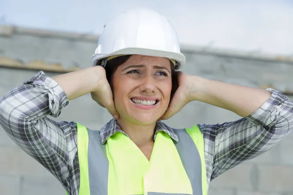 Ingeniero Construcción Mujer Trabajador Cubriendo Oídos — Foto de Stock