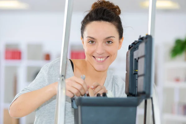 Woman Posing Tool Box — Stockfoto