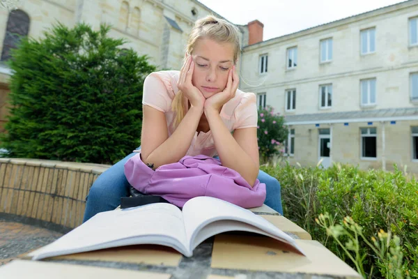 Woman Reading Campus 免版税图库图片