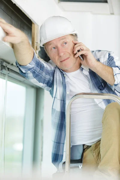Mature Worker Man Ladder Talking Phone — Fotografia de Stock