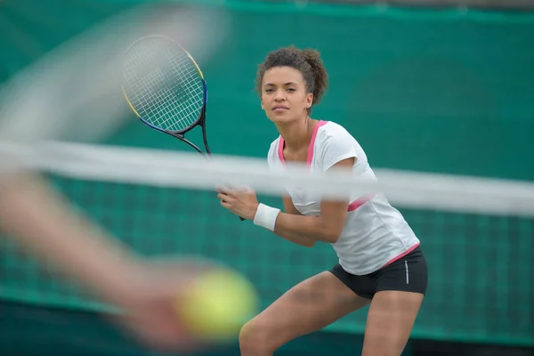 Vackra Kvinnliga Tennisspelare Aktion — Stockfoto