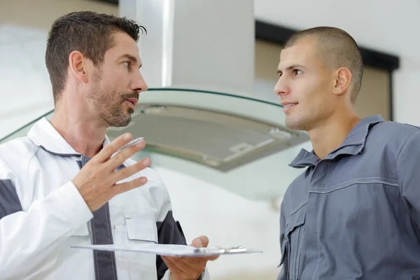 Workers Talking Customers House — Stockfoto