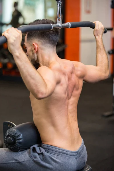 Man Pulling Horizontal Bar Gym — Foto de Stock