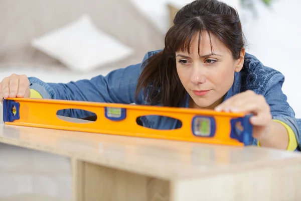 Woman Working Installation Using Leveling Tool — Stockfoto
