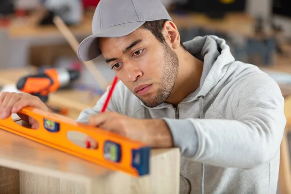 Worker Checking Spirit Level — Foto Stock