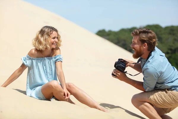 Man Photographing Beautiful Girl Sat Sand Dune — Foto de Stock