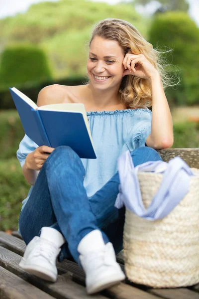 Girl Reading Book Park Woman Green Park — 图库照片