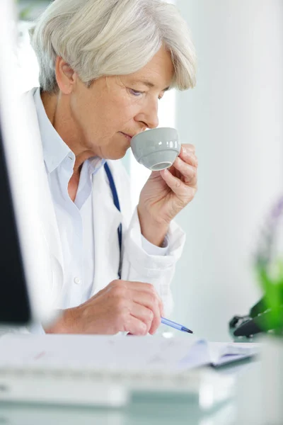 Oman Doctor Drinks Coffee Looks Notes — Zdjęcie stockowe