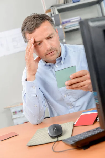 Confused Man His Desk — Fotografia de Stock