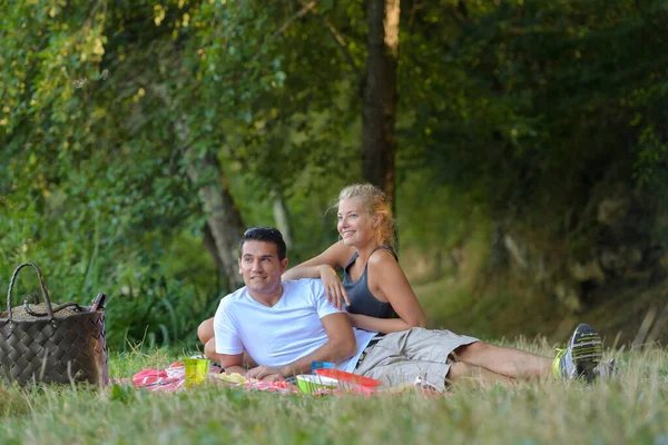 Szczęśliwa Para Relaksujący Piknik — Zdjęcie stockowe