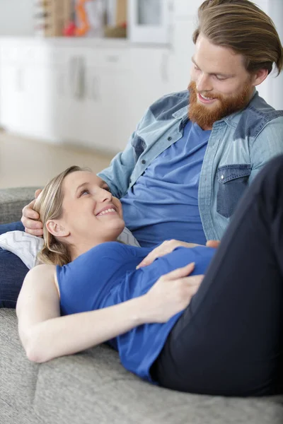 Ευτυχισμένο Ζευγάρι Έγκυος Στον Καναπέ — Φωτογραφία Αρχείου