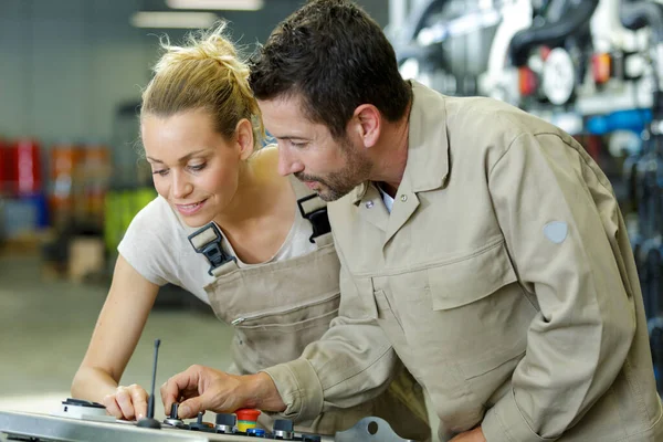 Mulher Como Mecânico Oficina Reparação Automóveis — Fotografia de Stock