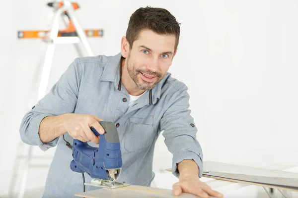 Empreiteiro Que Trabalha Piso Madeira Laminado — Fotografia de Stock