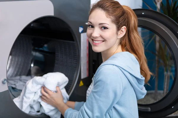 洗衣服的女人走到洗衣机里面 — 图库照片