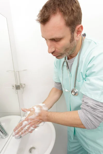 Άντρας Χειρουργός Πλένει Χέρια Του Πριν Την Εγχείρηση — Φωτογραφία Αρχείου