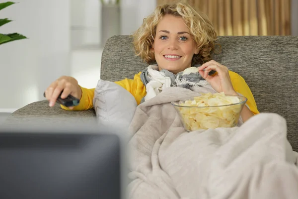 Mujer Disfrutando Bol Patatas Fritas —  Fotos de Stock