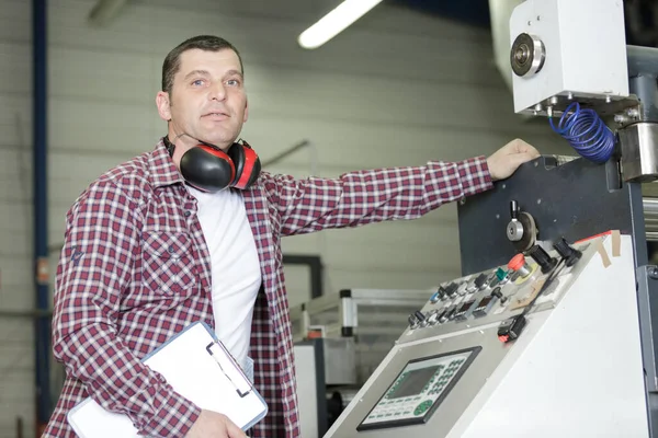 Werkstechniker Betätigt Hydraulischen Rohrbieger — Stockfoto