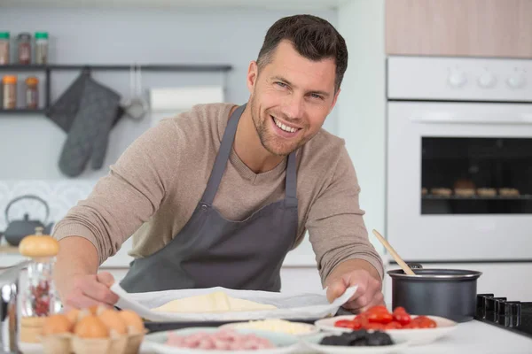 Gelukkig Knappe Man Koken Keuken Thuis — Stockfoto