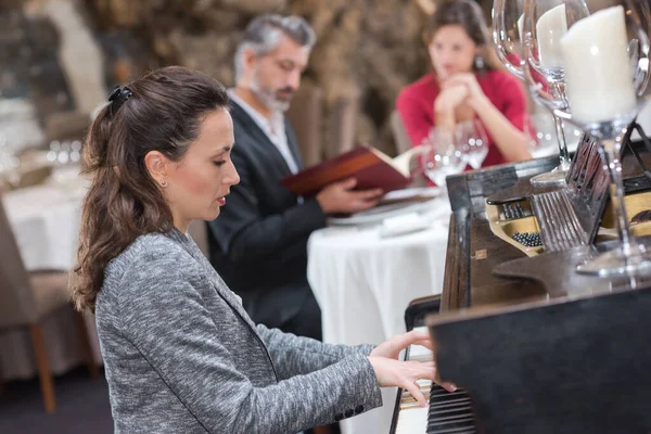 Pianist Playing Restaurant — ストック写真