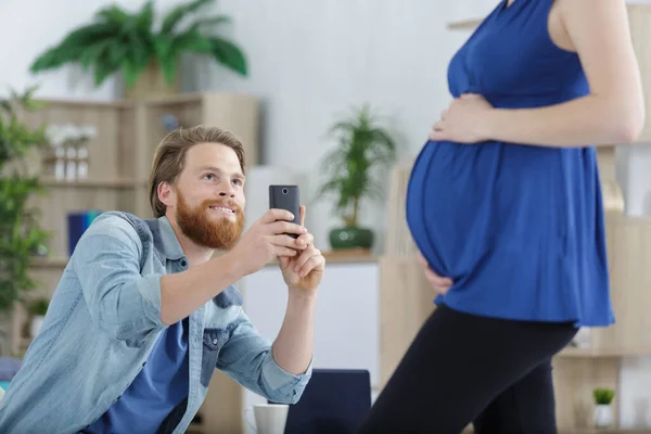 Man Takes Photo Pregnant Woman — Stok fotoğraf
