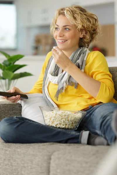 Happy Woman Eating Popcorn Sofa — Zdjęcie stockowe