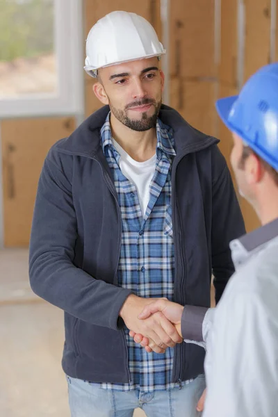 Men Hardhat Shaking Hands — Stockfoto