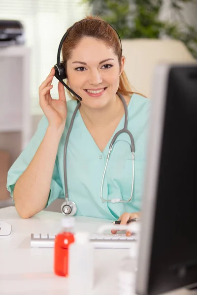 Smiling Female Doctor Working Line Laptop — Zdjęcie stockowe