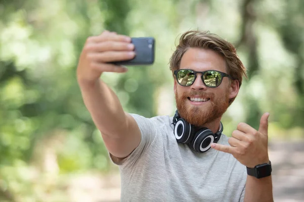 Happy Young Man Taking Selfie Excursion – stockfoto