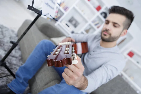 Man Playing Guitar Indoors — Stock Photo, Image