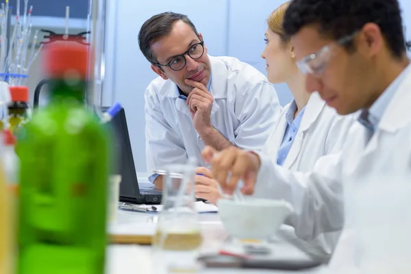 Teacher Talking Students Science Class — Stockfoto