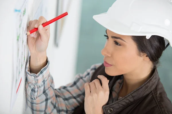 Woman Checking Building Measurement — Fotografia de Stock