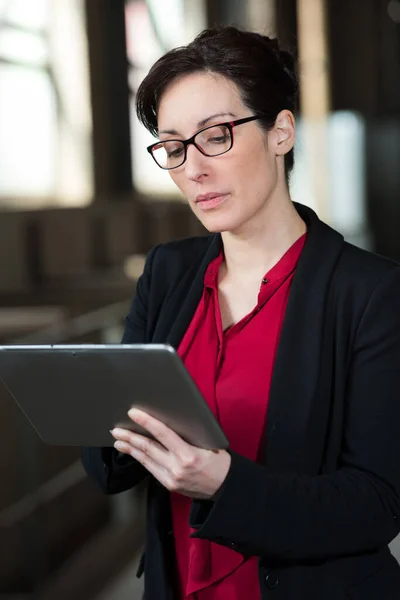 Donna Che Utilizza Tablet Digitale Ufficio — Foto Stock