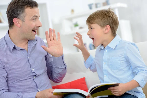 Pai Filho Brincando Sofá — Fotografia de Stock