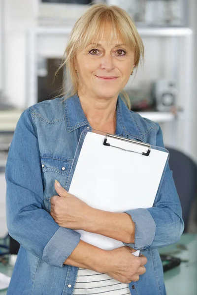 Nadenkend Vrouw Met Klembord Pen — Stockfoto