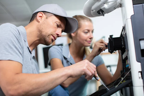 Male Female Technicians Working Photocopier — Zdjęcie stockowe