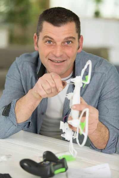 Mature Man Assembling Drone — Foto de Stock