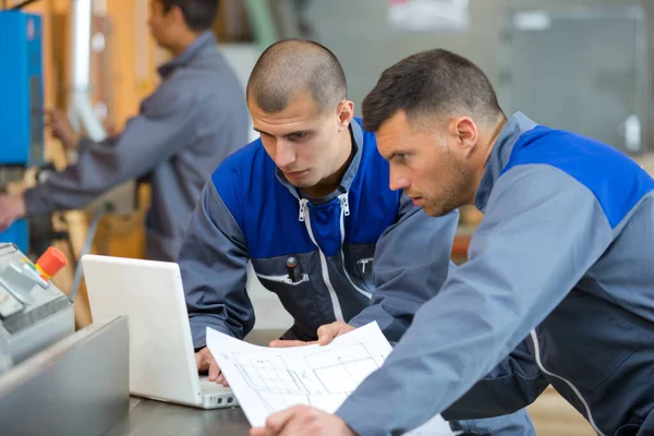 Industrial Worker Laptop Blueprint — Stockfoto