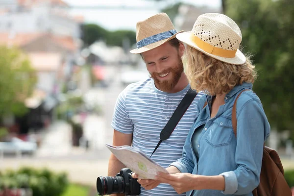 Happy Couple Tourists Looking Map — Foto Stock