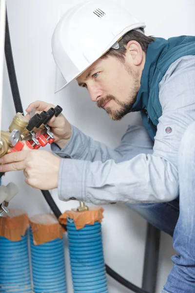 Plumber Installing Mounting Water Equipment — Zdjęcie stockowe