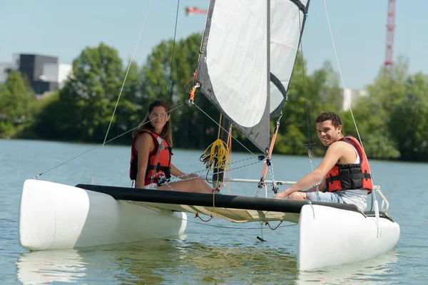 Close Young Couple Catamaran — Stok fotoğraf