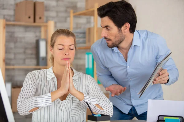 Relaxed Woman Midst Office Agitation — Stok fotoğraf