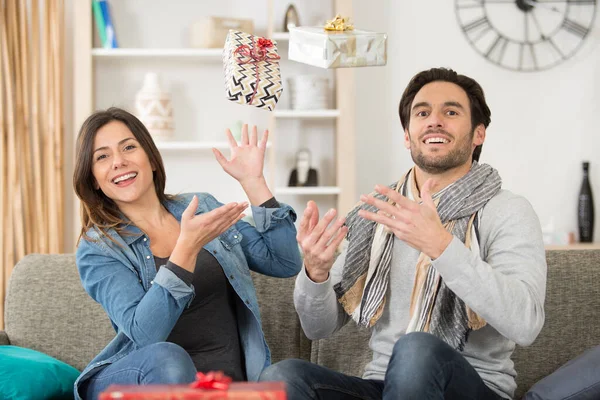 Smiling Couple Presents Sofa — Stok fotoğraf